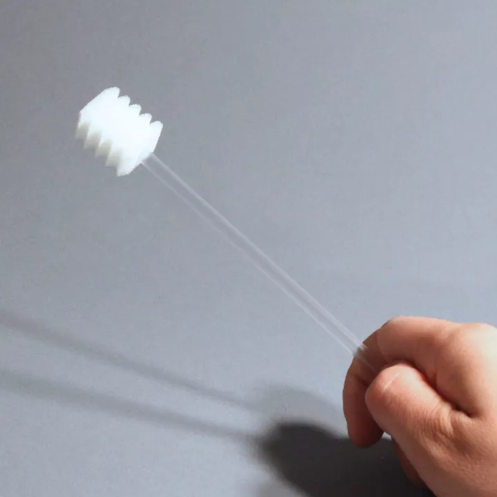 Bâtonnets de soin à embout mousse à dents avec mousse blanche